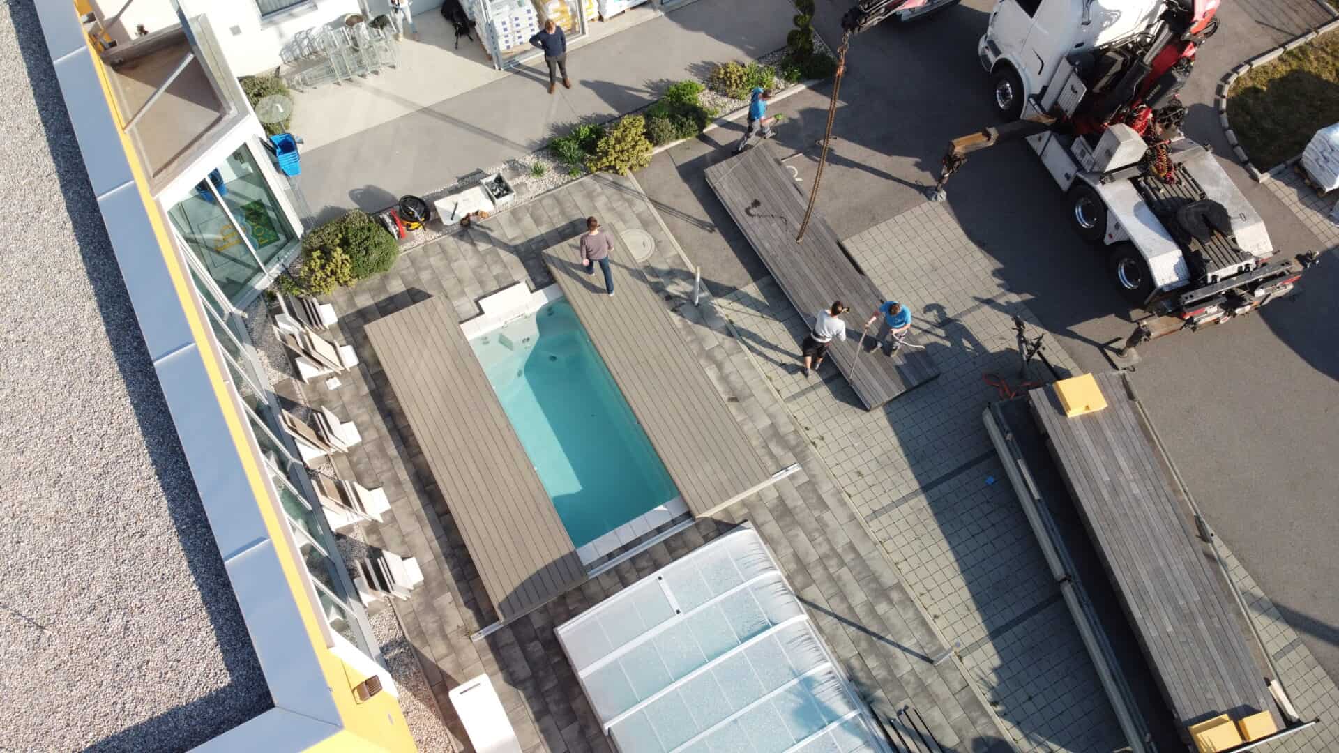 drohnenblick auf pool